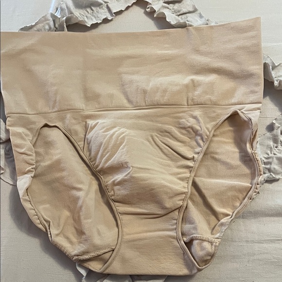 SPANX Undie-tectable/Women’s NWT Shaping Panty in Nude size M - Picture 2 of 6